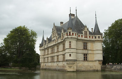 Chteau d'Azay le Rideau, protected by a pond (David's France Gallery)