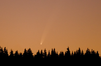 A sunset Comet McNaught on January 11, 2007 (Sky & Space Gallery)