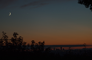 Moon and Venus above Seattle (105mm) (Sky & Space Gallery)