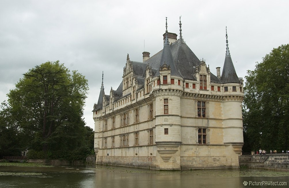 Chteau d'Azay le Rideau, protected by a pond (David's France Gallery)